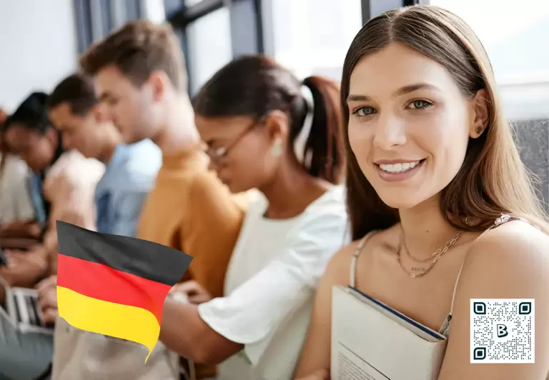 Eine junge Frau, die sich auf eine Lehrstelle beworben hat und lächelt